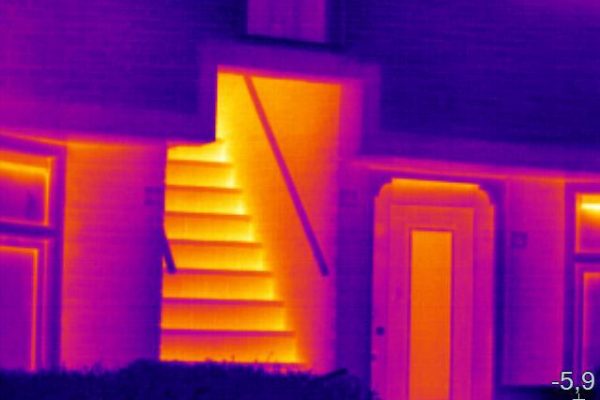 Betonnen trap in een oud woonhuis