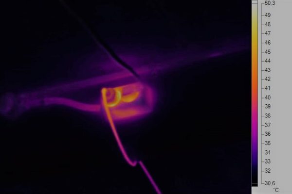 Wandcontactdoos op houten balk